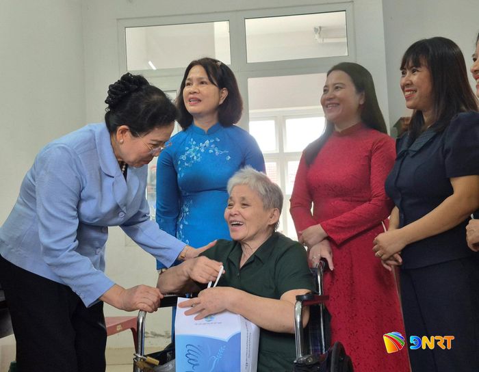 Chủ tịch Hội Liên hiệp Phụ nữ Việt Nam Lê Thị Thủy (ngoài cùng bên trái) thăm hỏi, tặng quà người có công tại trung tâm. Ảnh: QUỐC TUẤN