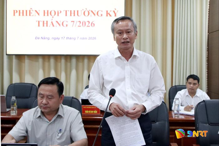 Phó Chủ tịch HĐND thành phố Đoàn Ngọc Hùng Anh kết luận phiên họp. Ảnh: TRỌNG HUY