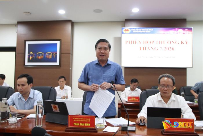 Phó Chủ tịch UBND thành phố Phan Thái Bình phát biểu tại phiên họp. Ảnh: TRỌNG HUY