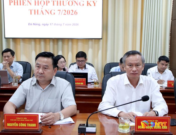 Các Phó Chủ tịch HĐND thành phố Đoàn Ngọc Hùng Anh (bên phải) và Nguyễn Công Thanh (bên trái) chủ trì phiên họp. Ảnh: TRỌNG HUY