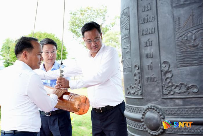 Bí thư Thành ủy Lê Ngọc Quang (ngoài cùng bên phải), Phó Bí thư Thường trực Thành ủy Nguyễn Đình Vĩnh (ngoài cùng bên trái) và Phó Bí thư Thành ủy Ngô Xuân Thắng thỉnh chuông tại Di tích quốc gia đặc biệt Bến phà Gianh. Ảnh: T.CÔNG