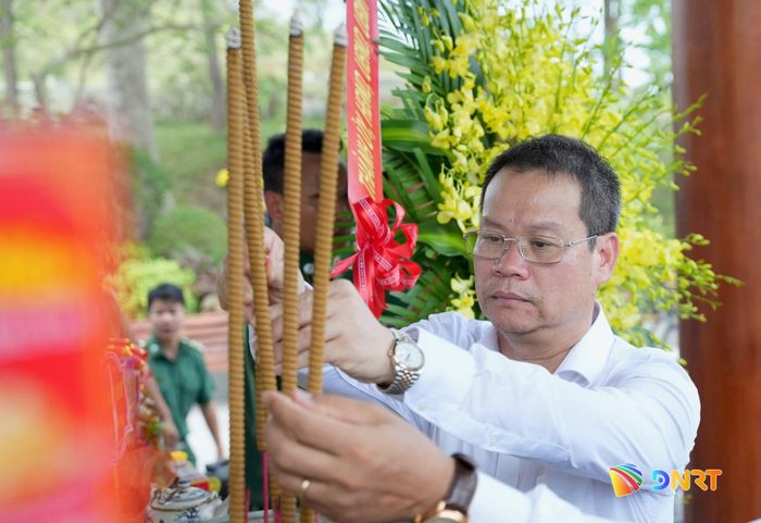Chủ tịch UBND thành phố Nguyễn Mạnh Hùng dâng hương tại Khu tưởng niệm 16 liệt sĩ thanh niên xung phong hy sinh tại Bến phà II Long Đại. Ảnh: T.CÔNG