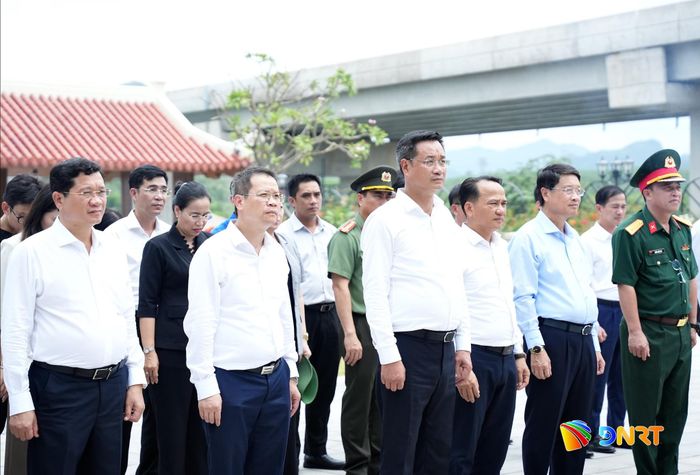 Đoàn công tác đến dâng hương tại Khu tưởng niệm 16 liệt sĩ thanh niên xung phong hy sinh tại Bến phà II Long Đại. Ảnh: T.CÔNG