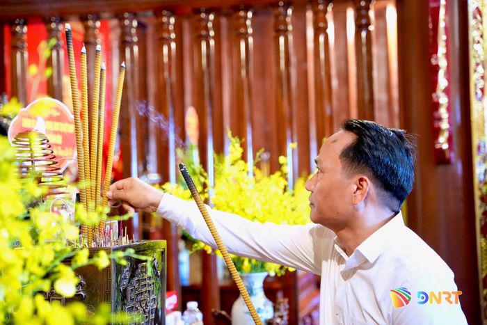 Phó Bí thư Thường trực Thành ủy Nguyễn Đình Vĩnh dâng hương tại Đền thờ Bác Hồ và các Anh hùng liệt sĩ tỉnh Quảng Trị. Ảnh: T.CÔNG