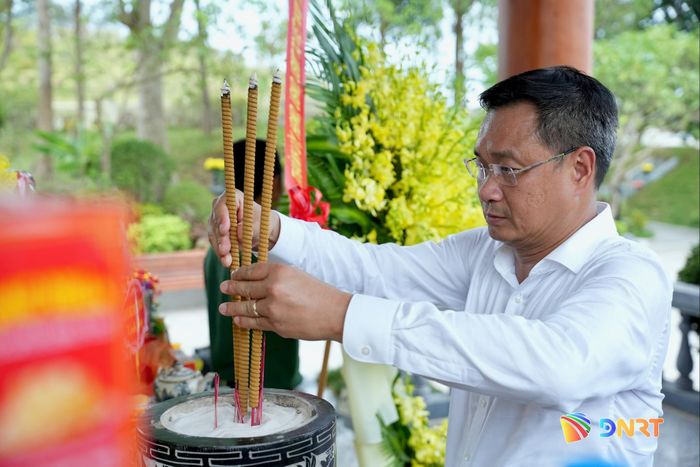 Bí thư Thành ủy Lê Ngọc Quang dâng hương tại Khu tưởng niệm 16 liệt sĩ thanh niên xung phong hy sinh tại Bến phà II Long Đại. Ảnh: T.CÔNG