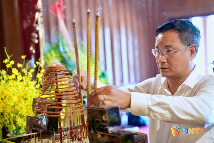Bí thư Thành ủy Lê Ngọc Quang dâng hương tại Đền thờ Bác Hồ và các Anh hùng liệt sĩ tỉnh Quảng Trị. Ảnh: T.CÔNG