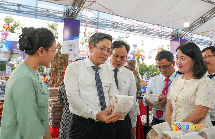 Phó Chủ tịch UBND thành phố Trần Nam Hưng tham quan các gian hàng trong hội chợ. Ảnh: HỒ QUÂN