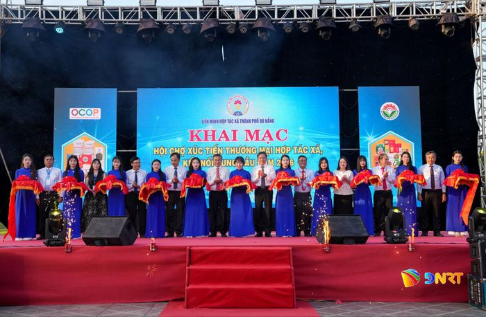 Các đại biểu cắt băng khai mạc hội chợ. Ảnh: HỒ QUÂN