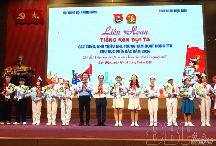 Ban Tổ chức trao Cúp lưu niệm cho các đơn vị tham gia liên hoan.