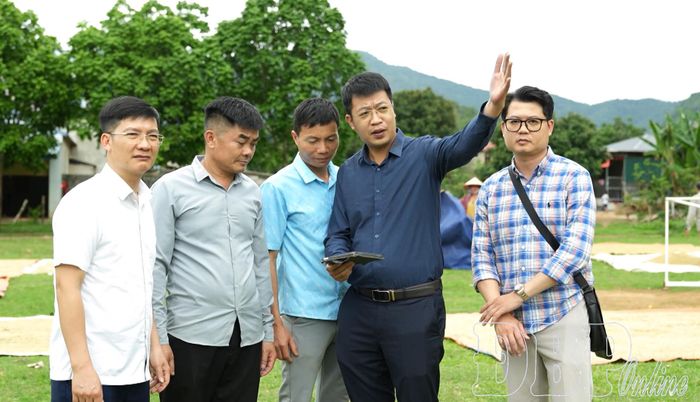 Cán bộ Ban Quản lý dự án các công trình giao thông tuyên truyền về giải phóng mặt bằng dự án cao tốc Sơn La - Điện Biên - Cửa khẩu Tây trang cho người dân xã Mường Lạn.