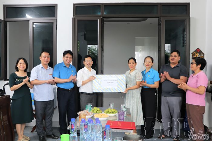 Ban giám hiệu Trường Cao đẳng Điện Biên tặng quà cho đoàn viên Phạm Thị Út.