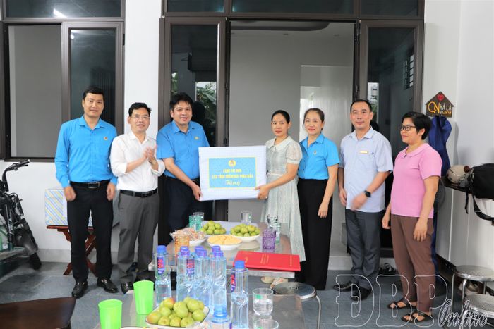 Đại diện Cụm thi đua Liên đoàn Lao động các tỉnh miền núi biên giới phía Bắc trao quà cho đoàn viên Phạm Thị Út.