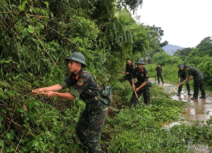 Cán bộ, chiến sĩ Tiểu đoàn 1, Trung đoàn 82 phát quang bụi rậm, nạo vét kênh mương tại bản Pa Pốm, phường Điện Biên Phủ