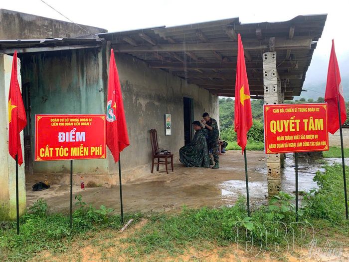 Cán bộ, chiến sĩ Tiểu đoàn 1, Trung đoàn 82 cắt tóc miễn phí cho người dân.