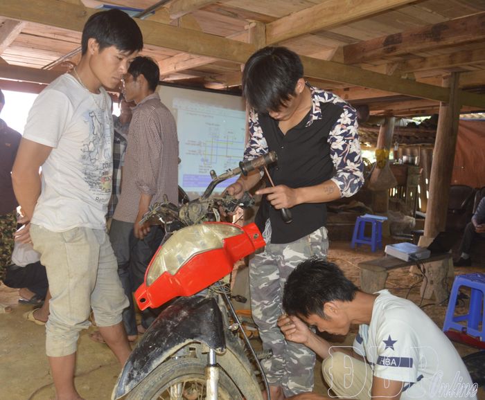Người dân tham gia học lớp sửa chữa xe máy.