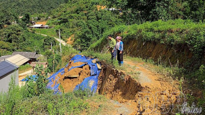 Người dân xã Quài Tở kiểm tra vị trí sạt lở do mưa lũ. Ảnh: Lường Phượng