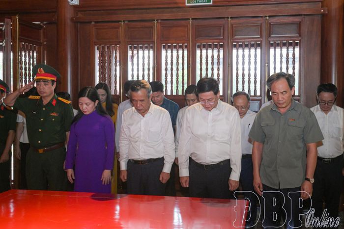 Đại biểu dâng hoa, dâng hương, dành phút tưởng niệm bày tỏ lòng biết ơn vô hạn đối với Chủ tịch Hồ Chí Minh.