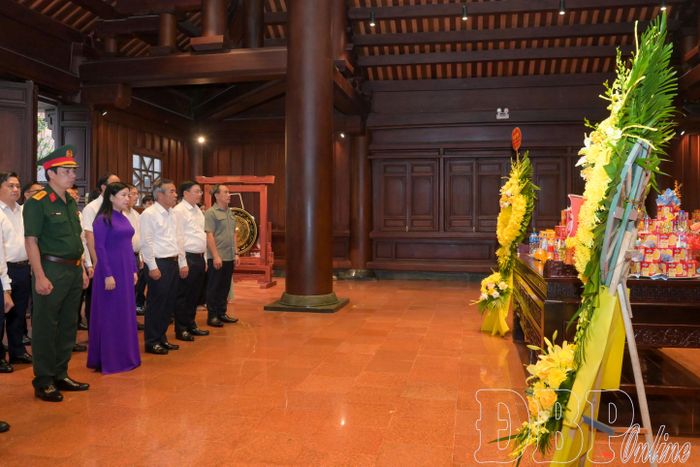 Đại biểu đặt vòng hoa, dâng hương viếng Đền thờ liệt sĩ tại Chiến trường Điện Biên Phủ.