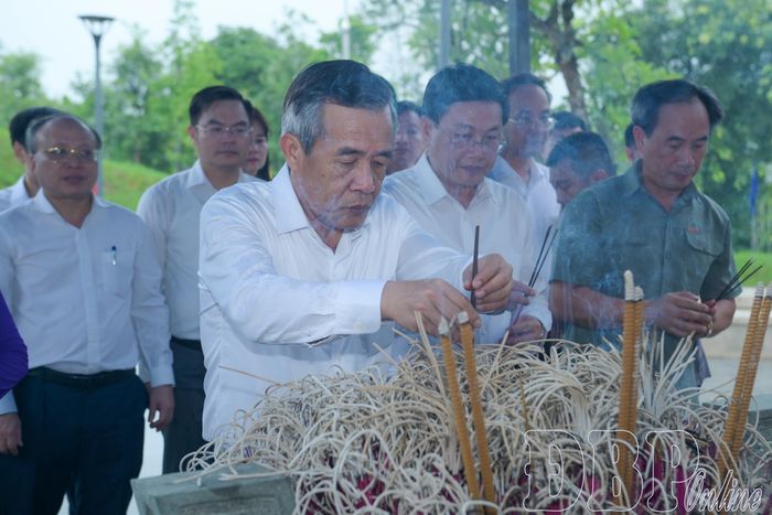 Đồng chí Lê Đức Thái, Ủy viên Trung ương Đảng, Bí thư Tỉnh ủy, Trưởng đoàn ĐBQH tỉnh Thanh Hóa dâng hương tại Đền thờ liệt sĩ tại Chiến trường Điện Biên Phủ.