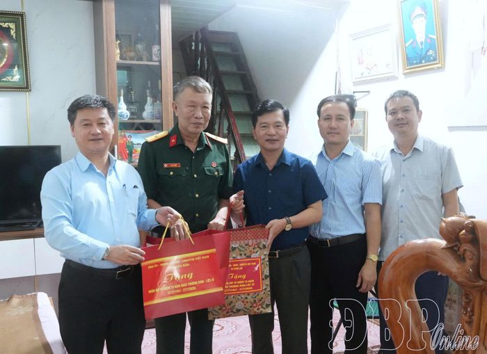 Chủ nhiệm Ủy ban Kiển tra Tỉnh ủy Nguyễn Sỹ Quân và lãnh đạo xã Búng Lao thăm hỏi, tặng quà ông Lê Sỹ Hiền, thương binh 52%, bản Bó, xã Búng Lao. 