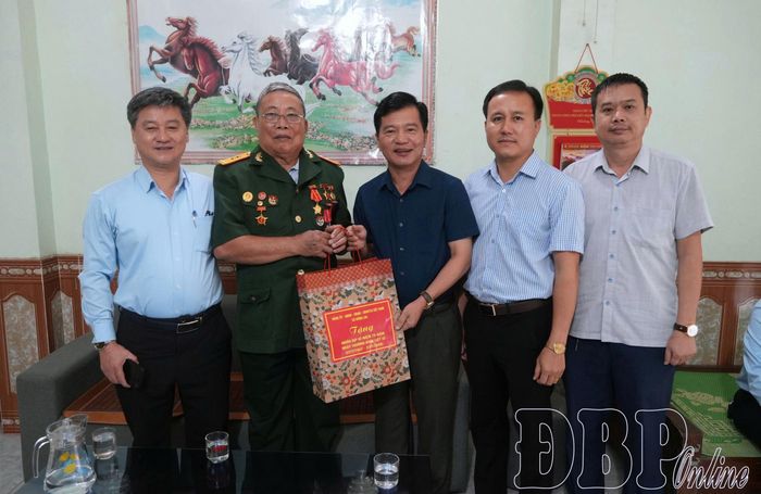 Chủ nhiệm Ủy ban Kiển tra Tỉnh ủy Nguyễn Sỹ Quân và lãnh đạo xã Búng Lao thăm hỏi, tặng quà ông Nguyễn Hữu Sửu, thương binh 35%, bản Quyết Tiến, xã Búng Lao.