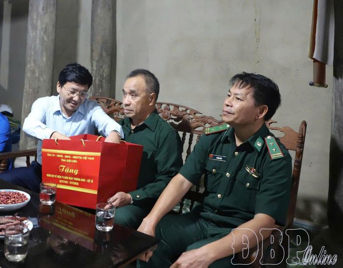 Phó Bí thư Tỉnh ủy, Chủ tịch Ủy ban MTTQ Việt Nam tỉnh Mùa A Vảng tặng quà gia đình bệnh binh Lò Văn Mông.