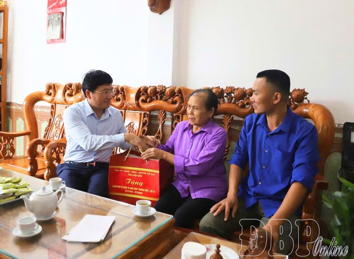 Phó Bí thư Tỉnh ủy, Chủ tịch Ủy ban MTTQ Việt Nam tỉnh Mùa A Vảng tặng quà gia đình bà Lê Thị Huệ.