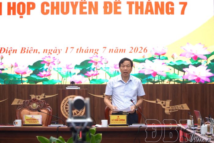 Phó Bí thư Tỉnh ủy, Chủ tịch UBND tỉnh Lê Văn Lương phát biểu tại phiên họp.