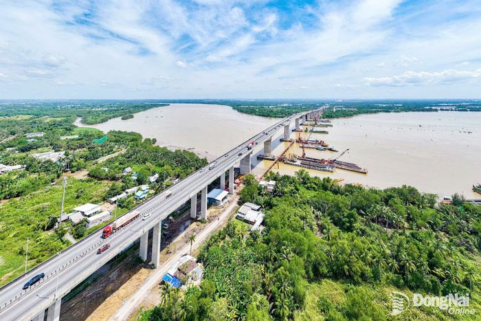 Thi công mở rộng đường cao tốc Thành phố Hồ Chí Minh - Long Thành - Dầu Giây. Ảnh: Hoàng Lộc