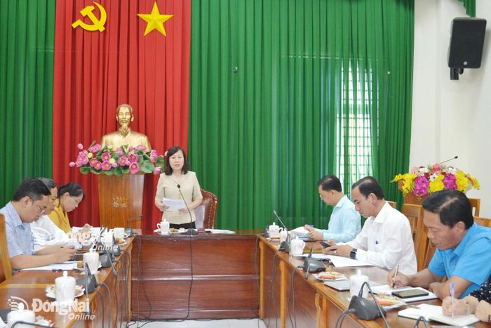 Đồng chí Huỳnh Thị Hằng, Phó Bí thư Thành ủy, Chủ tịch Ủy ban MTTQ Việt Nam thành phố chủ trì hội nghị. Ảnh: Phương Hằng