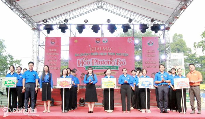 Ra mắt các đội hình tình nguyện Hoa phượng đỏ. Ảnh: Nga Sơn