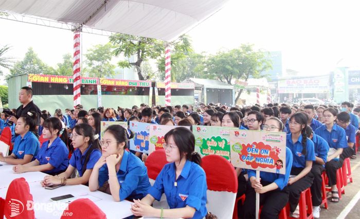 Đoàn viên, học sinh tham gia lễ ra quân. Ảnh: Nga Sơn