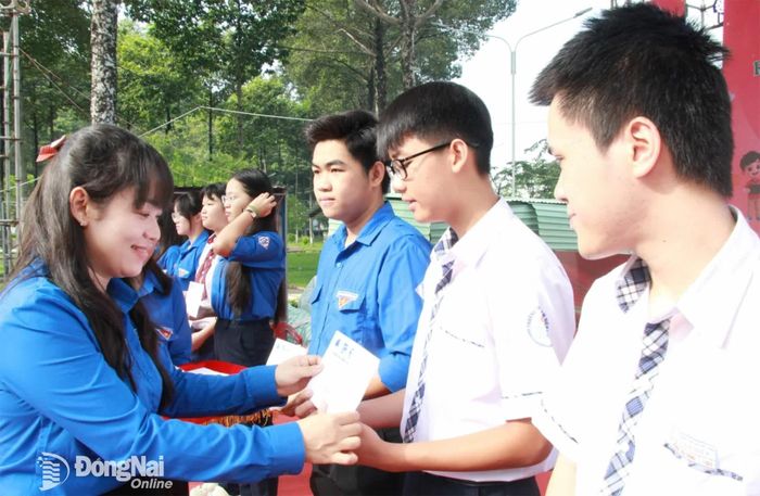 Phó Bí thư Thành đoàn, Chủ tịch Hội Sinh viên thành phố, Chủ tịch Hội đồng Đội thành phố Nguyễn Trần Phương Hà trao học bổng cho đoàn viên, học sinh có hoàn cảnh khó khăn. Ảnh: Nga Sơn