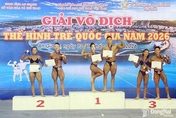 Hai vận động viên Nguyễn Đỗ Triệu Minh - Phan Hùng Minh (Đồng Nai) giành huy chương bạc đôi nam nữ hạng cân 55kg lứa tuổi U.21. Ảnh: ĐVCC