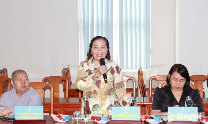 Ủy viên Ban Chấp hành Hội Liên hiệp phụ nữ thành phố tham gia đóng góp ý kiến tại hội nghị. Ảnh: Nga Sơn