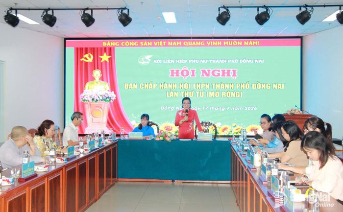 Phó Chủ tịch Hội Liên hiệp phụ nữ thành phố, Trưởng ban Công tác phụ nữ thành phố Bùi Thị Hạnh điều hành thảo luận tại hội nghị. Ảnh: Nga Sơn