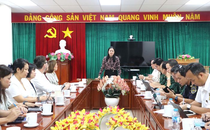 Thành ủy viên, Giám đốc Sở Văn hóa, Thể thao và Du lịch Lê Thị Ngọc Loan chủ trì buổi làm việc với Tập đoàn Royal Caribbean vào sáng 17-7. Ảnh: Ngọc Liên