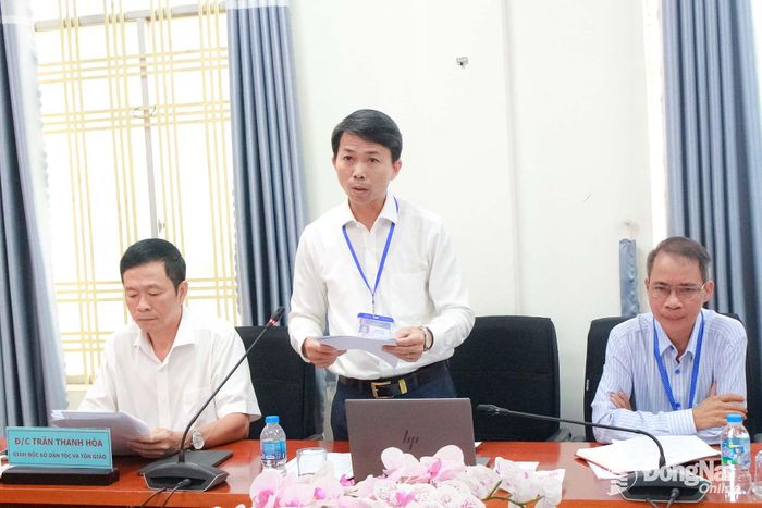 Đại diện Sở Dân tộc và Tôn giáo báo cáo kết quả hoạt động tại hội nghị. Ảnh: N.Hòa