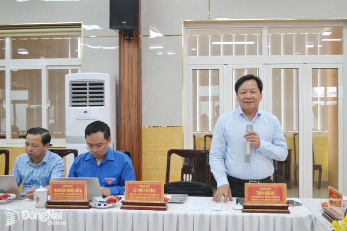 Thành ủy viên, Phó Chủ tịch HĐND thành phố Trần Văn Mi phát biểu tại hội nghị. Ảnh: Phương Hằng