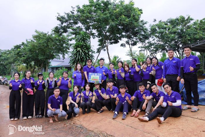 Phó Bí thư Thành đoàn Phan Thế Công tặng quà cho đội hình tình nguyện Mùa hè xanh của Trường đại học Đồng Nai tại xã Đăk Ơ. Ảnh: Thành đoàn cung cấp