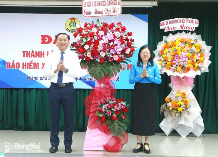 Phó Chủ tịch Liên đoàn Lao động thành phố Đồng Nai Nguyễn Thị Tuyết tặng hoa chúc mừng đại hội. Ảnh: Mai Minh