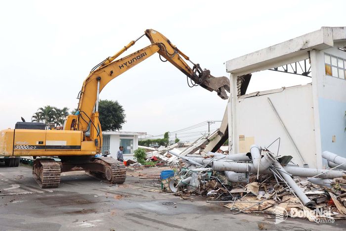 Một doanh nghiệp tại Khu công nghiệp Biên Hòa 1 đang tiến hành tháo dỡ công trình. Ảnh: Văn Khang