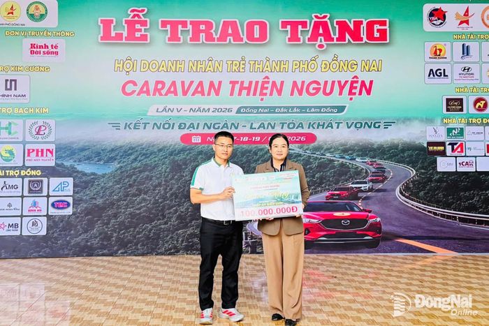 Trao biểu trưng khởi động Dự án Bếp ăn biên giới. Ảnh: DNT