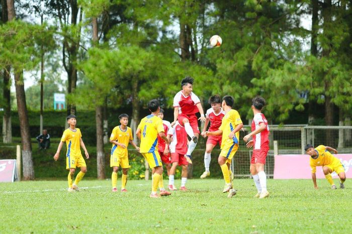 Câu lạc bộ bóng đá Thành phố Hồ Chí Minh (áo đỏ) giành chiến thắng trước Sông Lam Nghệ An 2-0 tại bảng B. Ảnh: VFF