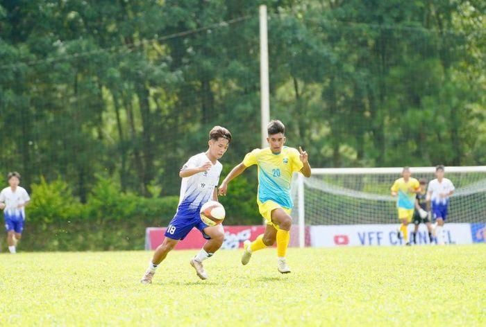 Đương kim vô địch U.17 quốc gia Hà Nội (áo trắng) có màn ra quân ấn tượng với chiến thắng 8-0 trước Lâm Đồng. Ảnh: VFF
