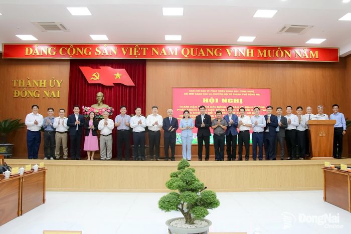 Lãnh đạo thành phố chụp ảnh cùng các đại biểu tham dự hội nghị. Ảnh: Hải Quân