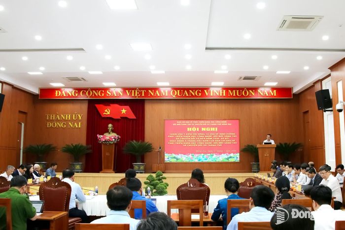 Ủy viên Ban Thường vụ Thành ủy, Phó Chủ tịch UBND thành phố Lê Trường Sơn phát biểu khai mạc hội nghị. Ảnh: Hải Quân