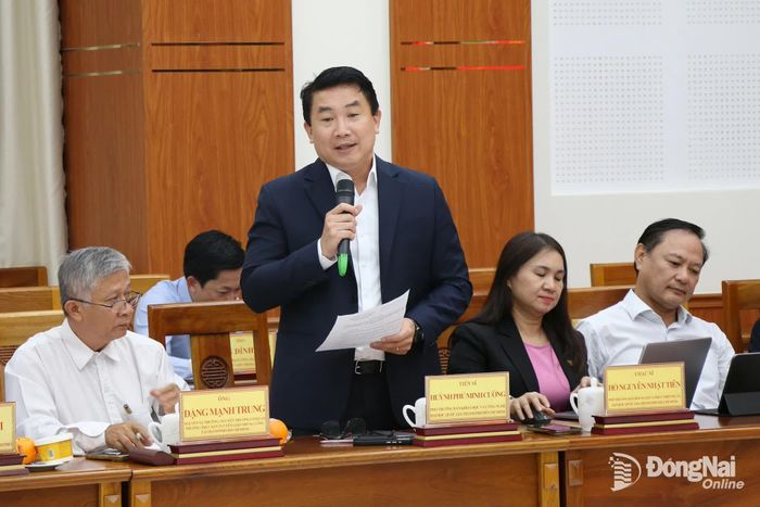 TS Huỳnh Phú Minh Cường, Phó Trưởng ban Khoa học và Công nghệ (Đại học quốc gia Thành phố Hồ Chí Minh) chia sẻ tại hội nghị. Ảnh: Hải Quân