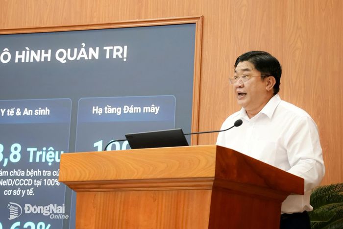 Thành ủy viên, Giám đốc Sở Khoa học và Công nghệ Đồng Nai Phạm Văn Trinh báo cáo tóm tắt tình hình triển khai thực hiện Nghị quyết số 57-NQ/TW trong 6 tháng đầu năm 2026 tại Đồng Nai. Ảnh: Hải Quân