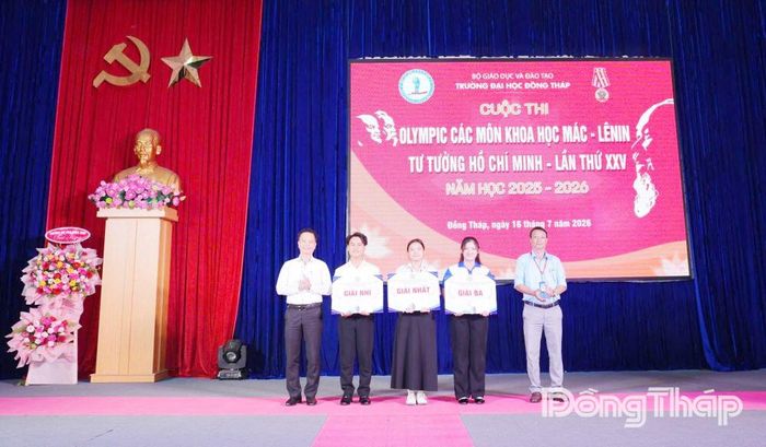 TS. Nguyễn Quốc Vũ, Phó Hiệu trưởng Trường Đại học Đồng Tháp (bìa trái) và TS. Nguyễn Quốc Trung, Phó Trưởng Khoa Giáo dục Chính trị và Quản lý Giáo dục - Trường Sư phạm trao giải Nhì, Nhì, Ba cho các đội thi.